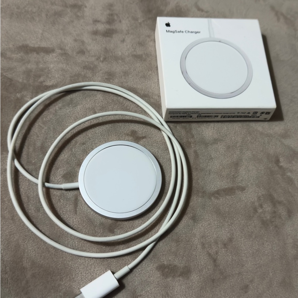 Apple MagSafe Wireless Charger – Original with Box